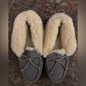 UGG Women’s Gray Suede Fur Lined Slippers EUC Size 11